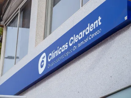 Rótulo de la fachada de Cleardent Alhama de Murcia