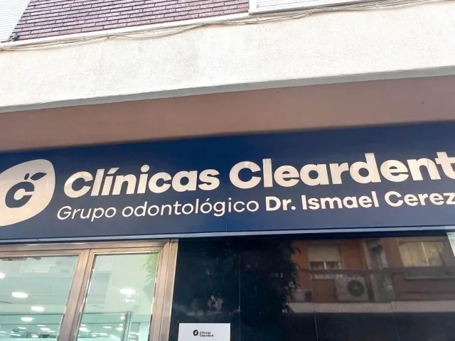 Rótulo de la fachada de Cleardent Andújar