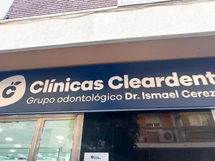 Rótulo de la fachada de Cleardent Andújar