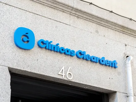 Fachada de Cleardent Argüelles con el rótulo de la clínica