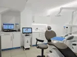 Gabinete de Cleardent Barcelona Eixample con sillón dental y escáner intraoral