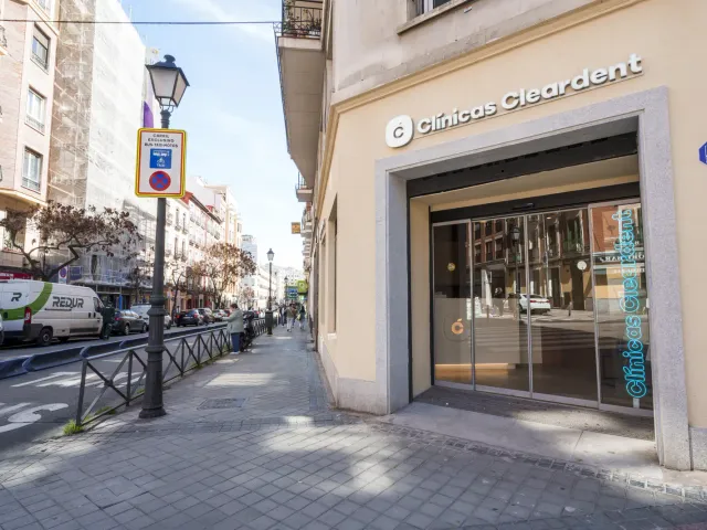 Entrada de Cleardent Chamberí en la calle de Fernández de los Ríos