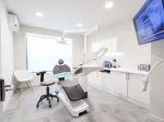 Gabinete de Cleardent Chamberí, con la radiografía en la pantalla junto al sillón