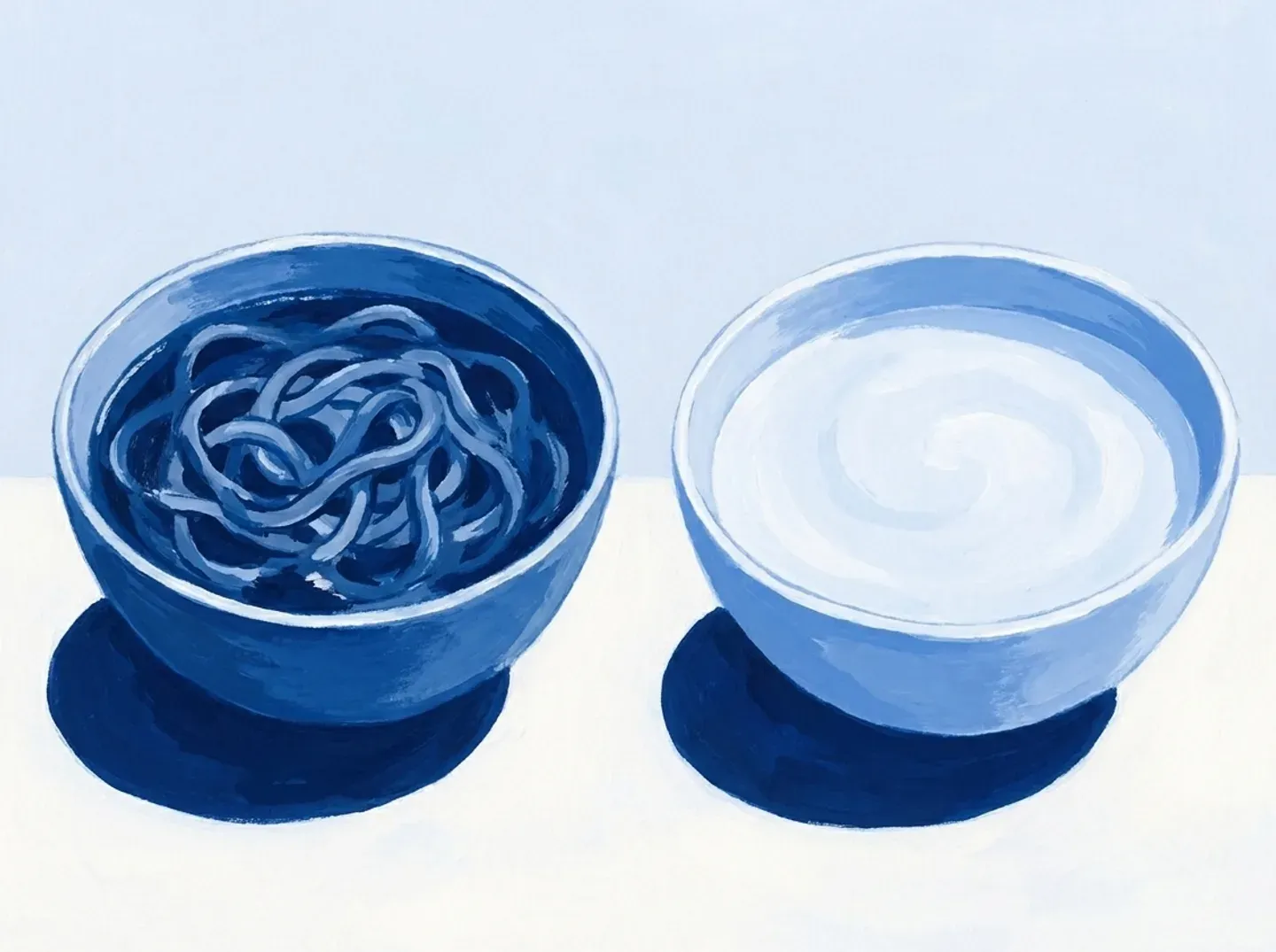 Un plato de sopa con fideos sueltos junto a un cuenco de puré liso