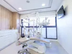 Gabinete de Cleardent Jaén Capital con sillón dental junto a la ventana