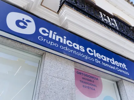 Rótulo de la fachada de Cleardent La Puebla de Cazalla