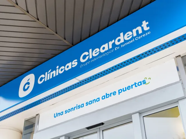 Rótulo de la fachada de Cleardent Majadahonda