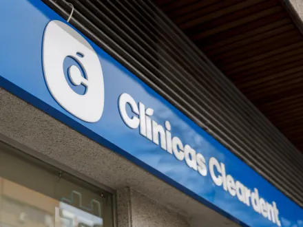 Rótulo de la fachada de Cleardent Pacífico