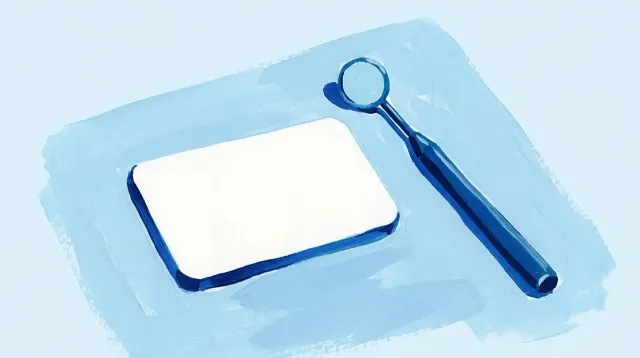 Una tarjeta sanitaria sin nada escrito junto a un espejo dental