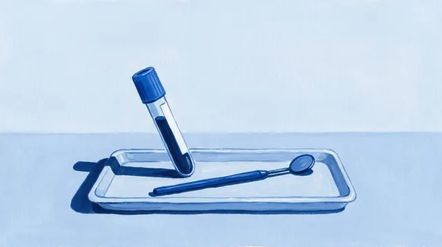 Un tubo de analítica y un espejo dental juntos sobre la bandeja