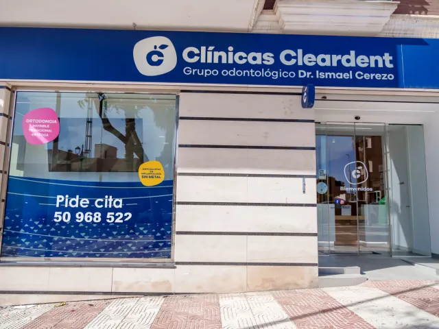 Fachada de Cleardent Roquetas de Mar