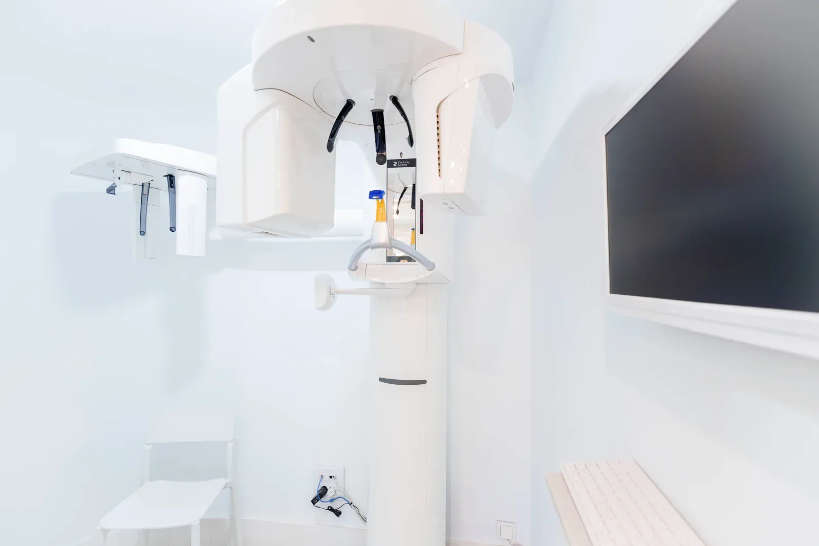 Un TAC 3D dental de pie en su sala, con la pantalla al lado