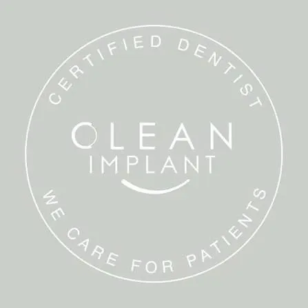Sello circular de CleanImplant con el texto «Certified Dentist» y «We care for patients»