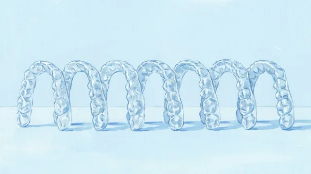 Una fila de moldes transparentes, cada uno ligeramente distinto del anterior