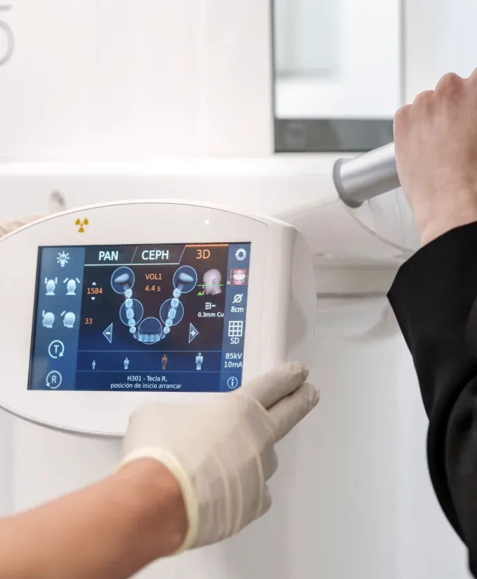 Pantalla del equipo de radiología en 3D de una clínica Cleardent