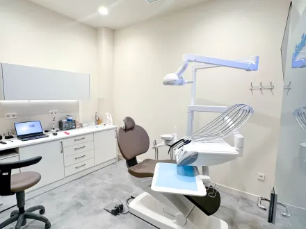 Un gabinete de Cleardent Talavera de la Reina, con el sillón y el mueble de trabajo