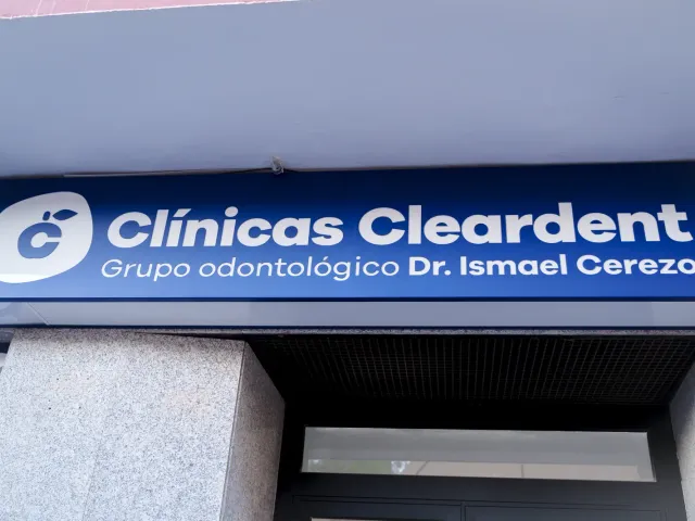 Rótulo de la fachada de Cleardent Tomares