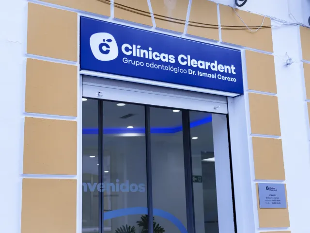 Fachada de Cleardent Utrera con el rótulo de la clínica