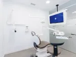 Gabinete de Cleardent Vera con sillón dental y monitor