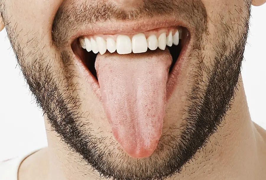 Hombre sacando la lengua Cleardent