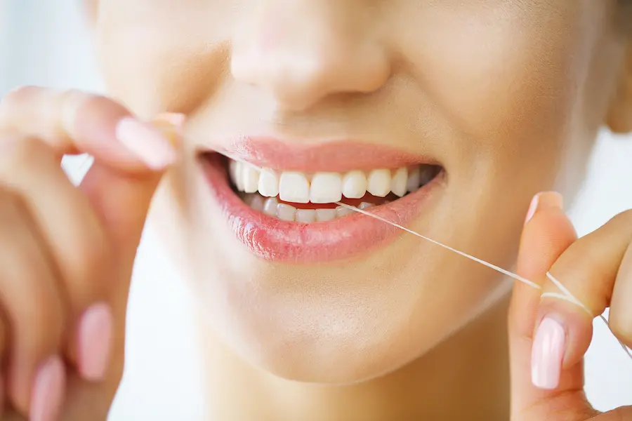 Por qué es importante usar hilo dental cleardent