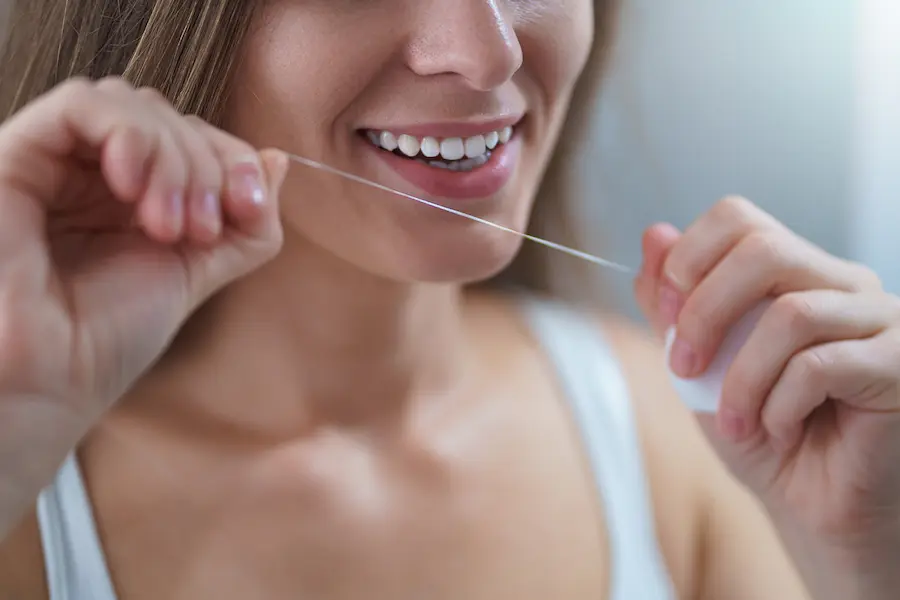 beneficios de pasarse el hilo dental  cleardent