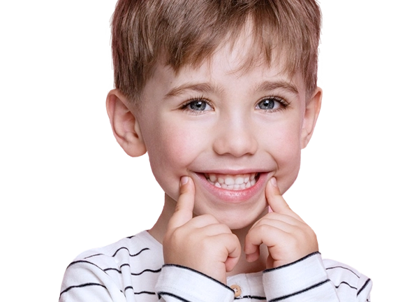 niño sonriendo antes de tratamiento dental