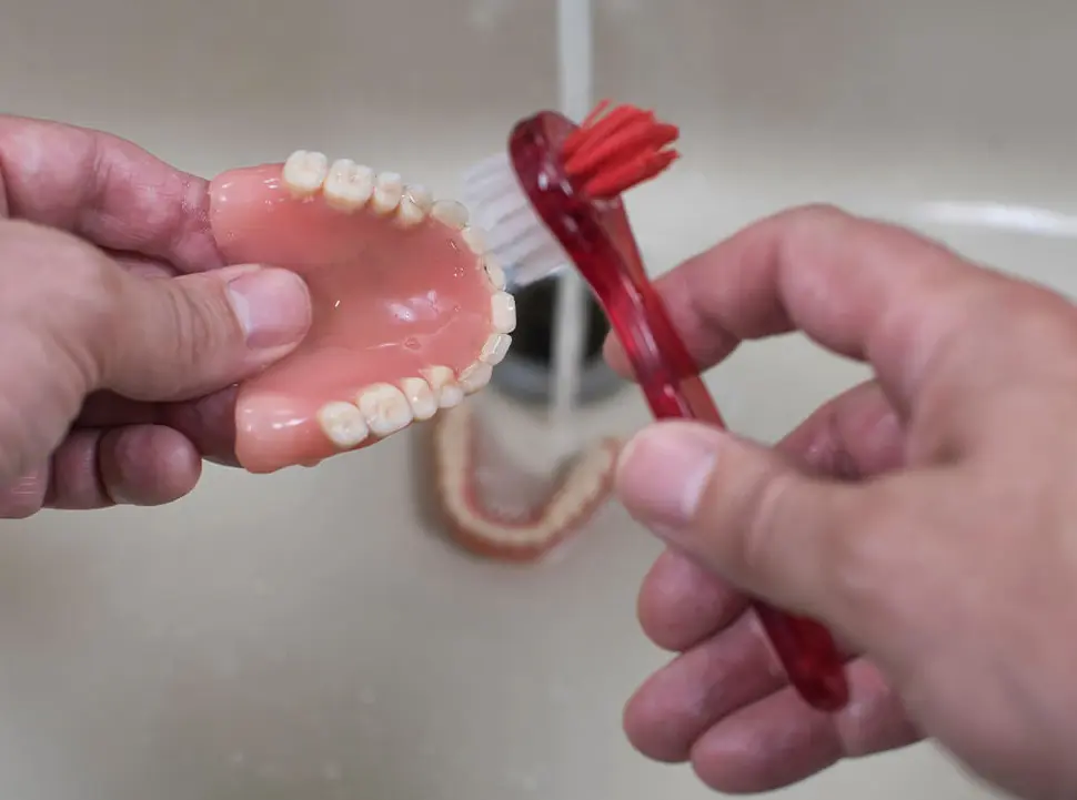 limpiando protesis dental removible