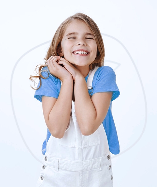 niña feliz con tratamiento dental