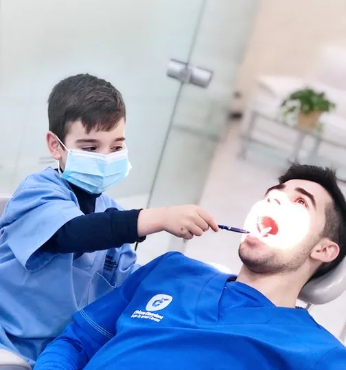 niño haciendo de dentista