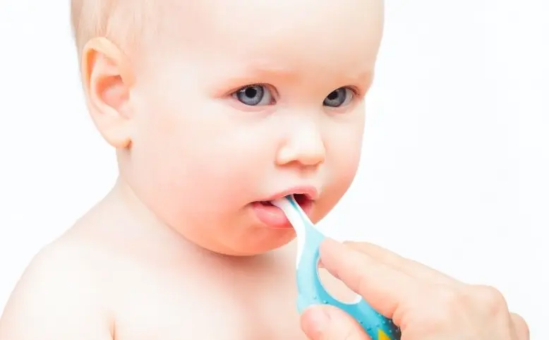 cepillar dientes bebes