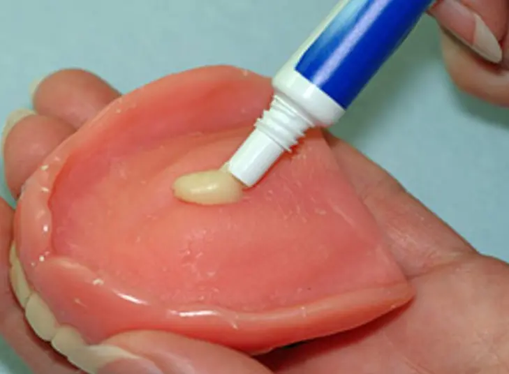 usos pegamento dental