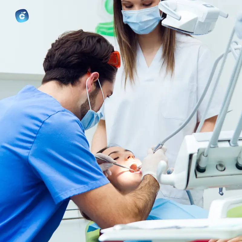 Cirujano dental quitando bultos