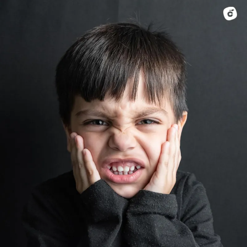 Niño apretando los dientes